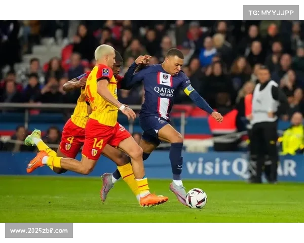 圣马克西曼替补登场造两球，朗斯5-0大胜巴黎FC